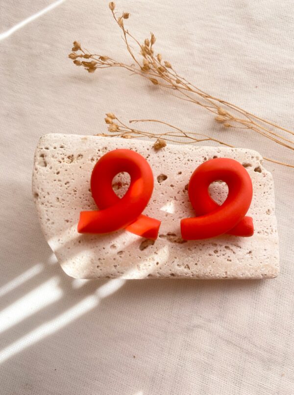 Arracada vermella de bot&oacute; en forma de nus.